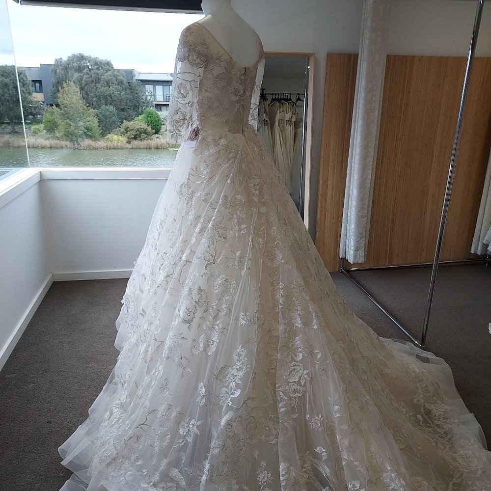 NEW! Lazaro style 3758 Wedding Gown, size 6 to 8 - Picture 4 of 11